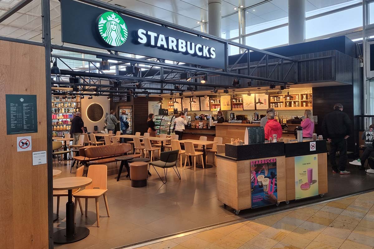 Caffetteria nel terminal passeggeri di Le Shuttle a Calais