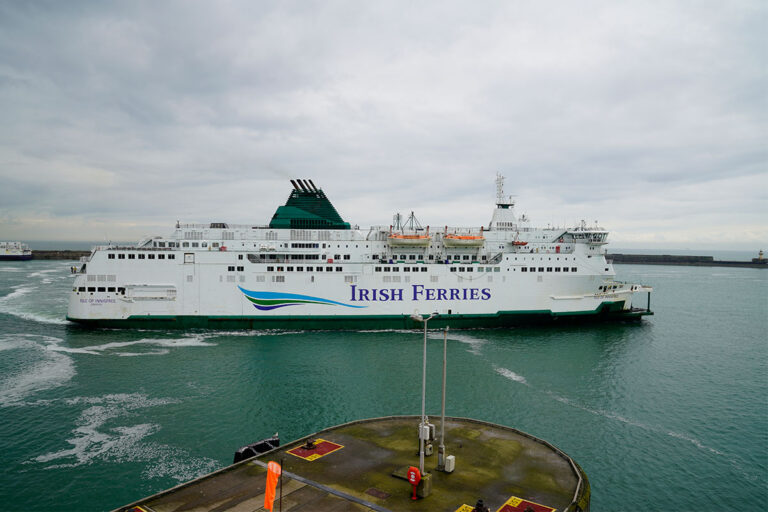 Il traghetto Isle of Innisfree nel porto di Dover