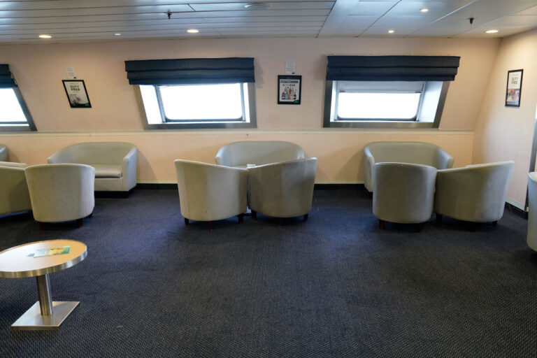 Sedie e panche nella parte anteriore della nave
