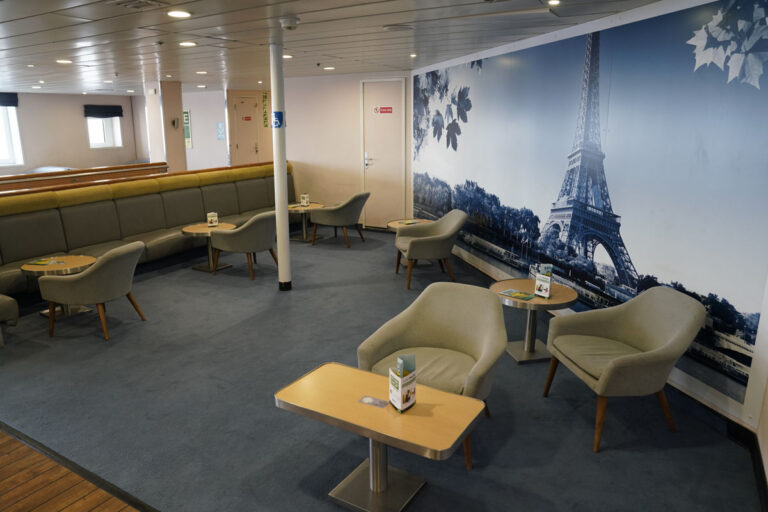 Posti a sedere a bordo con un'immagine della Torre Eiffel sulla parete.
