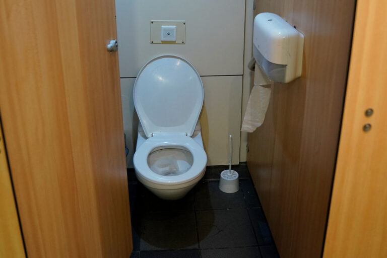 Un bagno non troppo pulito a bordo del traghetto Isle of Innisfree