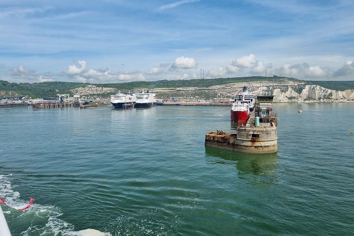 Aankomst met de ferry in de haven van Dover, waar twee DFDS-schepen en een P&O-schip zijn aangemeerd voor de witte krijtrotsen.