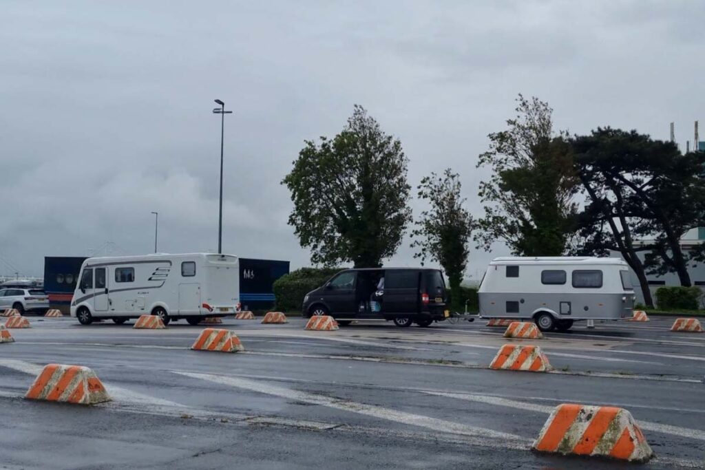 Wohnmobil und Wohnwagen warten.